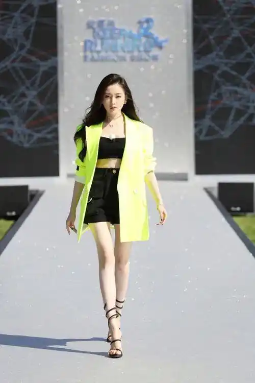 原创有一种性感叫张天爱穿紧身看了旧照就知道她为啥能这么美了