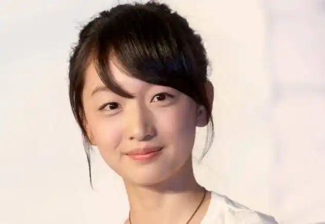 有种"长不大"叫周冬雨,如今瘦到像"小孩",真是让人心疼_明星_身材