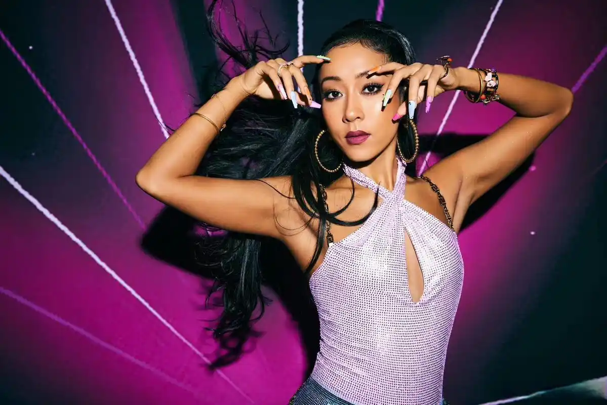 吉克隽逸身上有几只蝴蝶@吉克隽逸多巴胺美甲 @吉克隽逸 今晚《檀赐