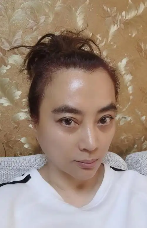 玉兔精李玲玉晒近照57岁素颜不显老两度离婚现与儿子相依为命