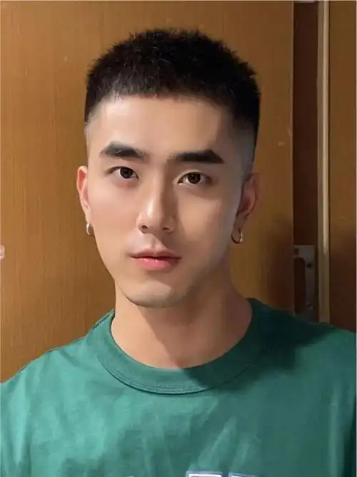 五官比较俊朗的男生,选择超短的小寸头是再好不过了,短短的发型清爽