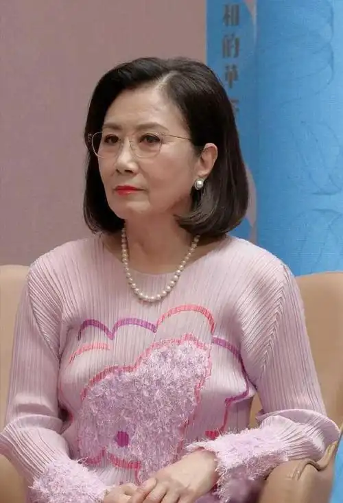 70岁赵雅芝和76岁汪明荃对比,扮嫩的尴尬和优雅老去一目了然|小花旦