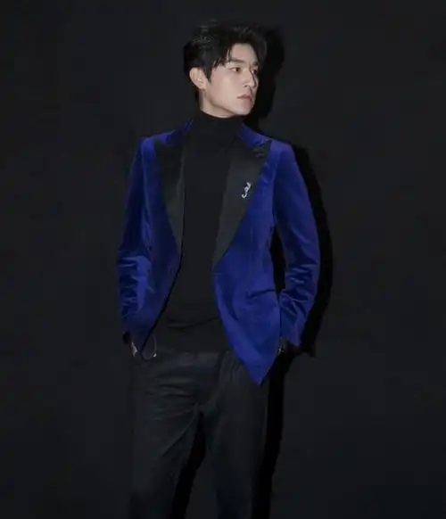 杨旭文帅气写真蓝色西服点缀着海马胸针彰显复古绅士儒雅风