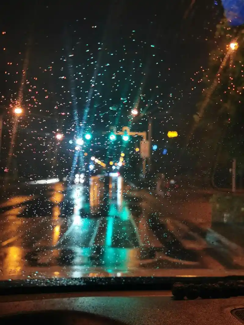 独行人间/雨夜.前两天下雨,心情大抵和窗外的天气一样吧,今天 - 抖音
