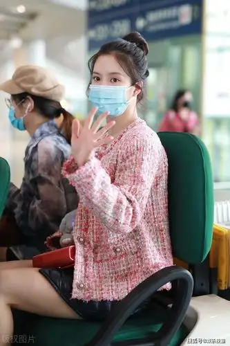 刘些宁现身机场短裙搭配粉色上衣元气满满