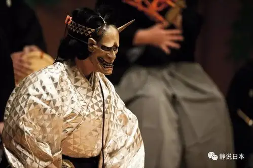 能剧即将上演的时候,由于表演时穿的衣服十分宽大,需