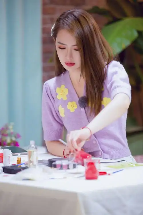 简介:戚薇温婉甜美综艺剧照图片,分享一组戚薇图片给大家,图中的明星