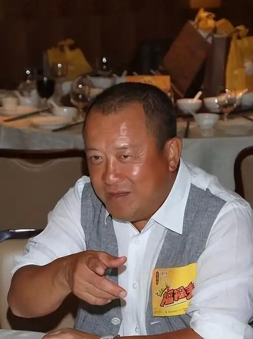 为娶富婆抛弃发妻,深陷蓝洁瑛事件却能全身而退,曾志伟有多风流