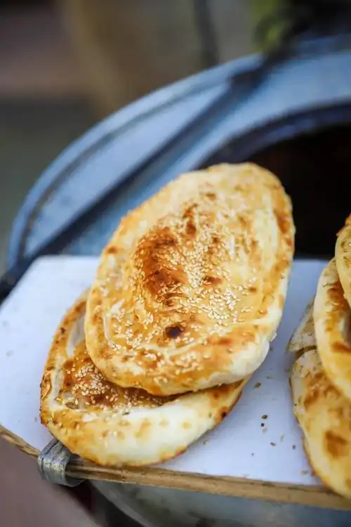 阜阳开了30多年的烧饼摊价格从5分涨到2块却有无数食客找着摊位追着吃