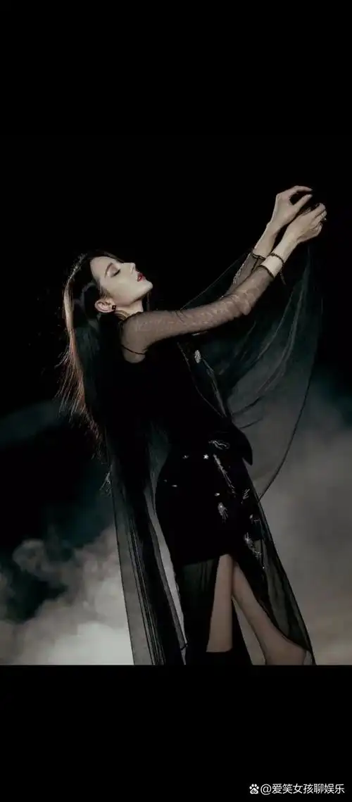 6月3日,迪丽热巴暗黑风造型惊艳亮相!身穿黑纱礼服,妙曼身姿性感多姿