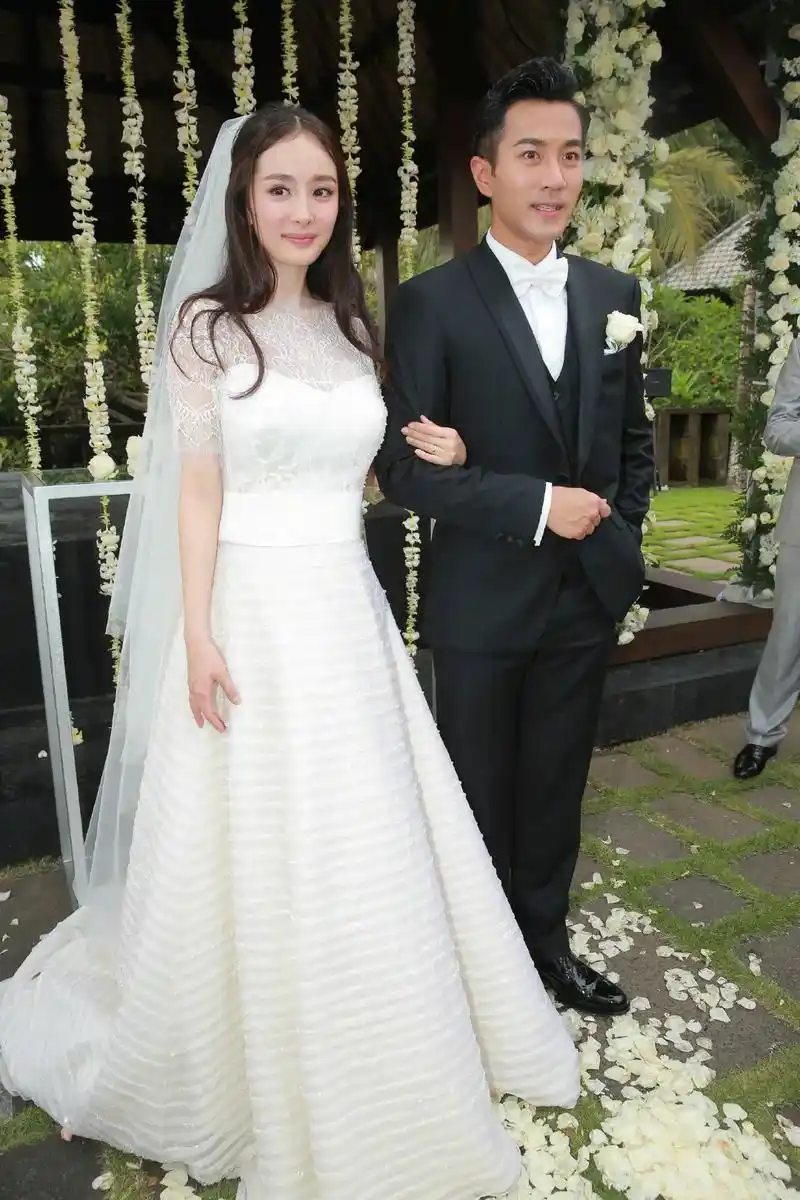 杨幂当年真的爱惨了刘恺威吧,在最火的时候选择结婚生子,但最终 - 抖