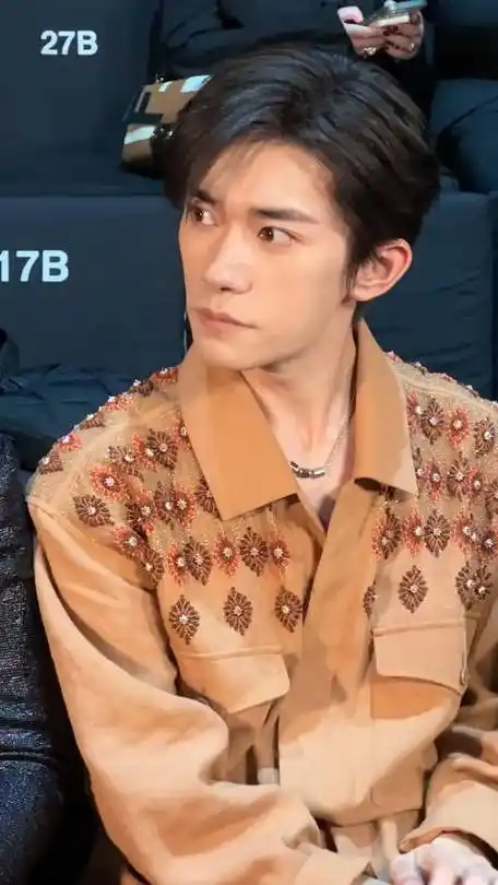 易烊千玺怼脸拍,从头拍到脚,360度无死角