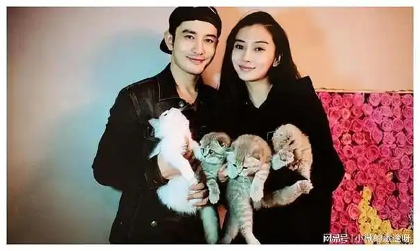 黄晓明一家三口现身迪士尼!杨颖穿小香风似少女!小海绵帅气十足