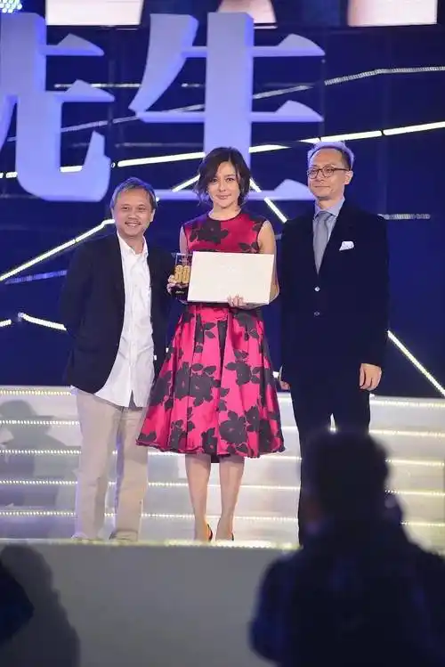 关之琳参加好友生日派对,生图老态尽显,穿着减龄但并不年轻,而且越老