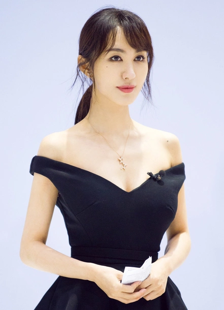 中国人气女演员李菲儿不仅戏演的好,而且滑冰还能得奖,人还漂亮