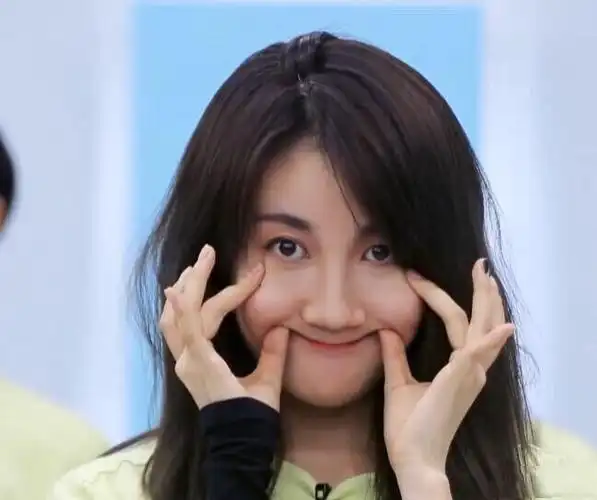 《青春有你2》学员做鬼脸,孔雪儿萌,乃万酷,看到虞书欣:太认真了