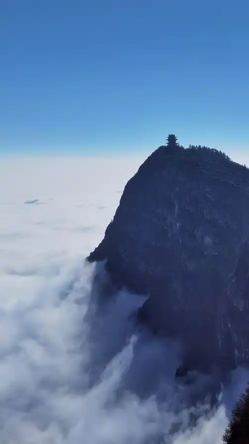 高耸入云的峨眉山高清原图查看