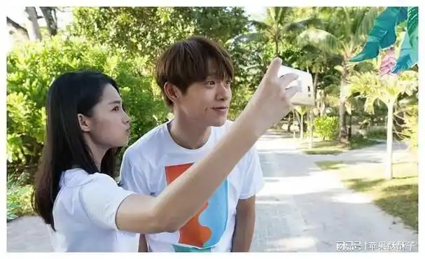 被占便宜,"咸猪手",也只能在边上陪笑|杨幂|李沁|黄轩|郭敬明|第一