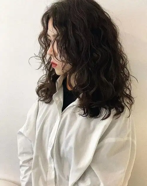 女人过了40岁发型别乱剪,不如试试这12款,无论长短都很美|卷发|短发