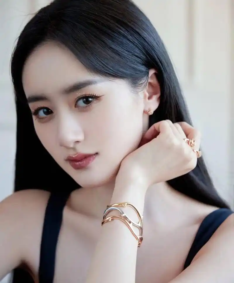 袁冰妍# 一袭黑色吊带长裙,清纯甜美的容颜,白皙细嫩的肩颈线,性感