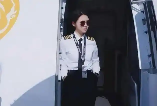 全球最年轻女机长伍倩玉17岁开飞机26岁当机长肩扛四道杠