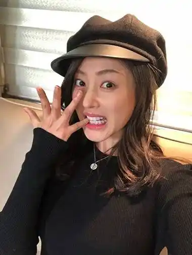 张天爱曝光搞笑三连拍,拍照动作引起网友热议.