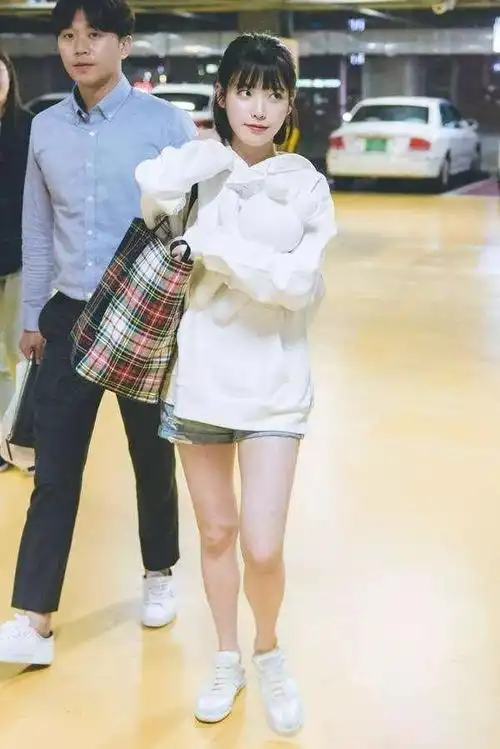 秋冬的时候建议大家整一双iu穿的过膝靴,这种弹力过膝靴能够瞬间显腿