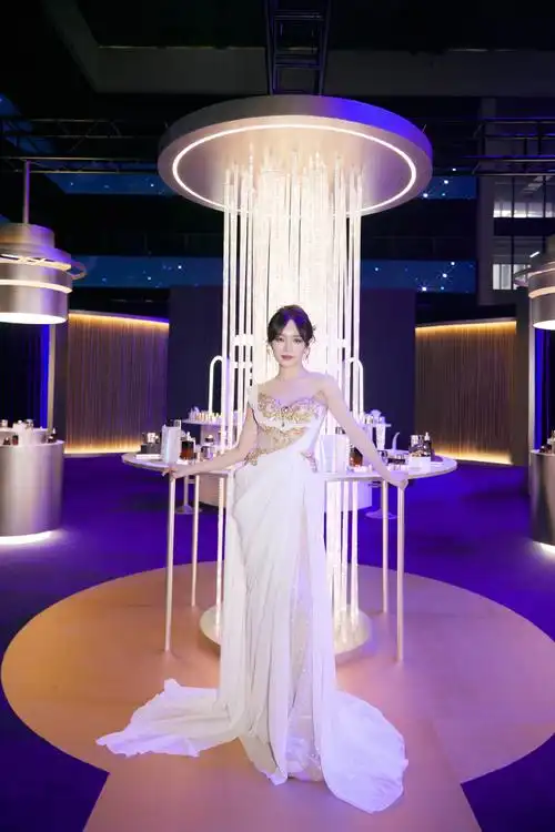 耀启新程 美自成光#女性的美不止有一种模样,孟佳的舞台真的很有态度