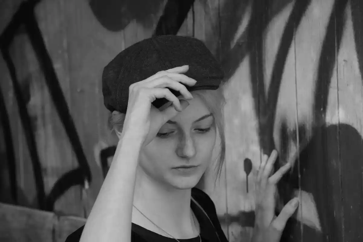 单色调欧美美女高清壁纸