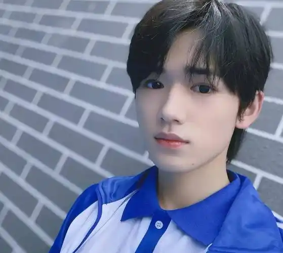 原创宋亚轩晒素颜自拍干净清澈却难掩疲惫笑容不愧是学生的榜样