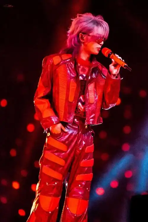 华晨宇演唱会边系鞋带边唱歌##2023华晨宇火星演唱会