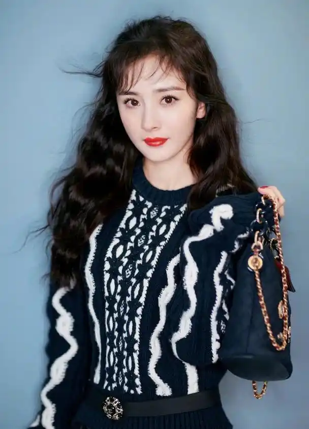 杨幂厉害了!一款公主烫卷发造型 针织裙实力抢镜,秀出大长腿