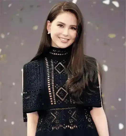 昆凌真的不适合浓妆,其实她底子非常好,简简单单的淡妆就很好看了,这