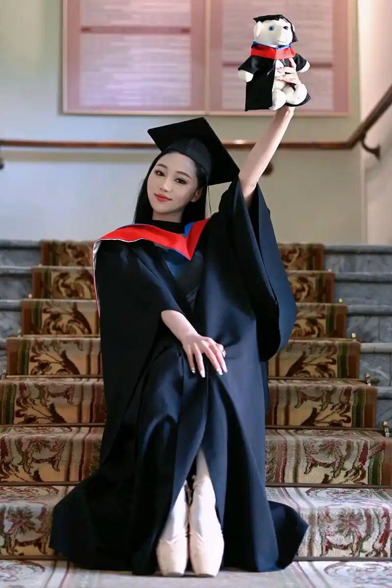 学士服搭配白色连裤袜:穿搭中的时尚魅力与青春活力