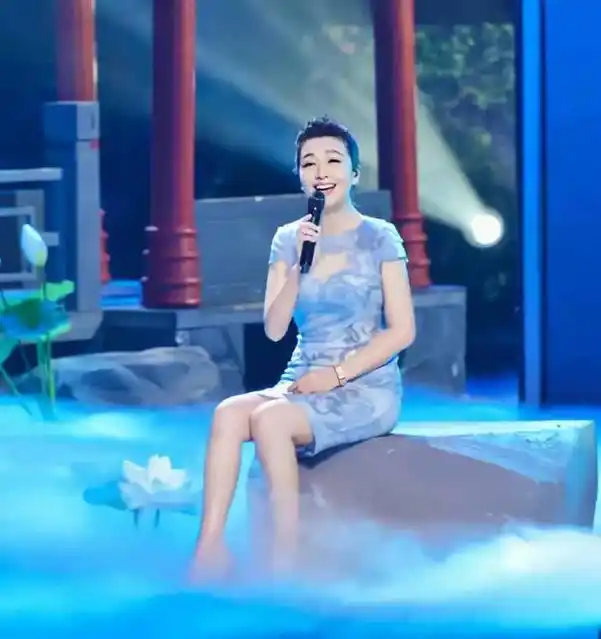 53岁江珊久违亮相,穿黑色运动装梳贵妇发型,真正展现风韵犹存