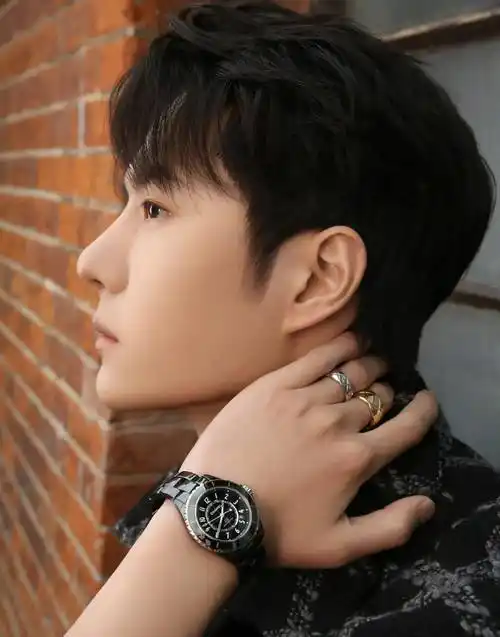 男星王一博时尚写真:阳光帅气,气宇轩昂