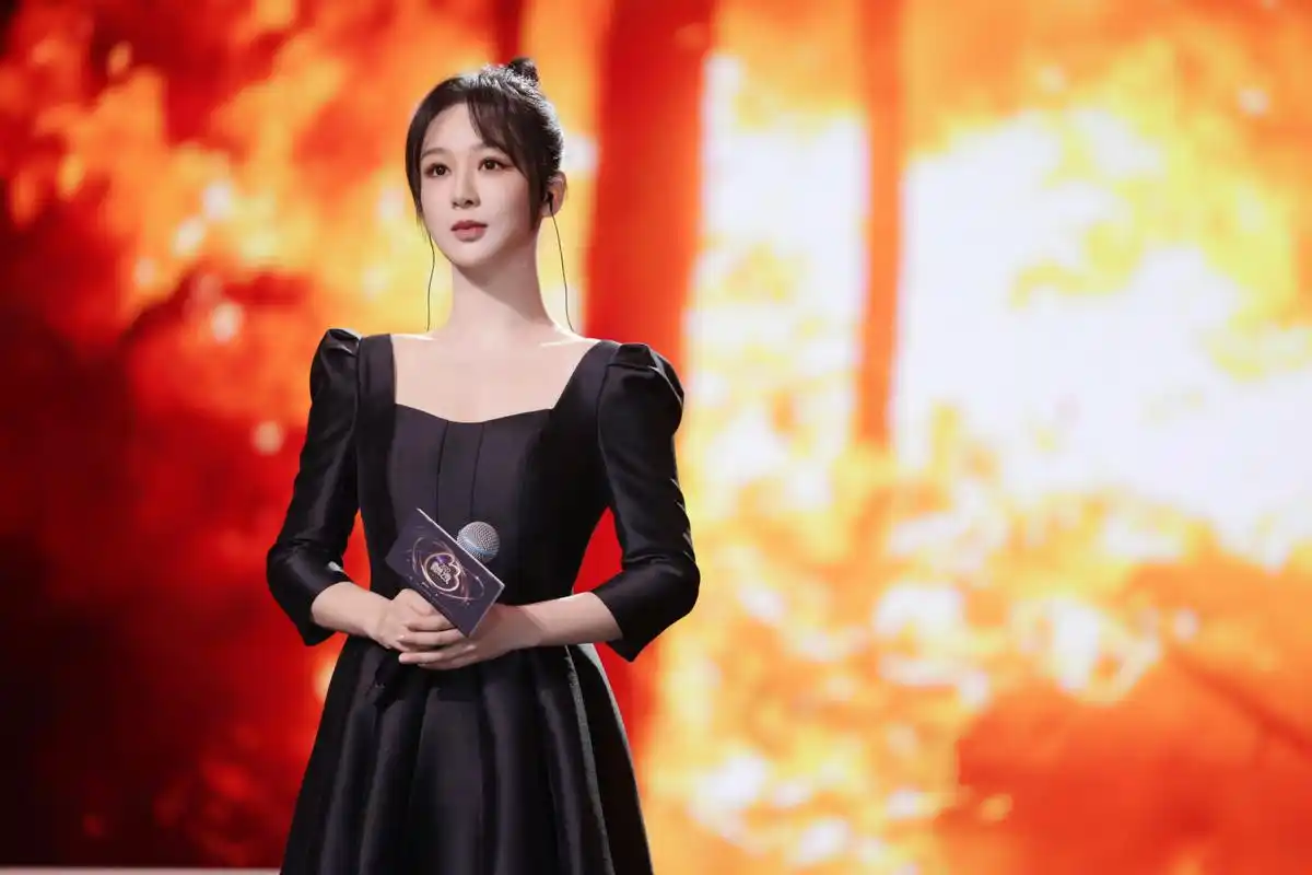 杨紫黑色连身礼服裙,妆容精致,状态不错!