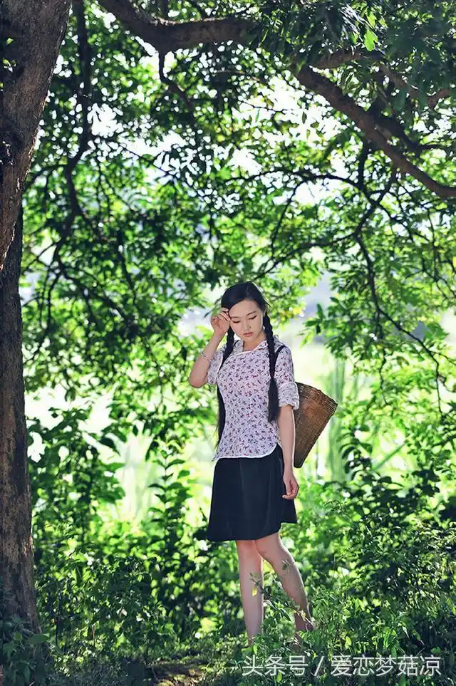 深山树林中的赤脚美少女——清纯靓丽