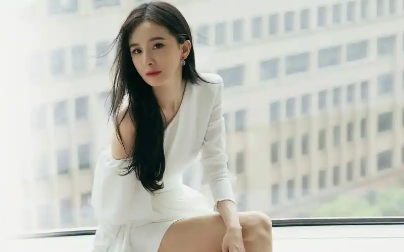 杨幂白裙优雅高清桌面壁纸