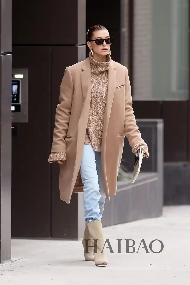 海莉·鲍德温 (hailey baldwin) 纽约街拍,celine大衣搭配高领毛衣