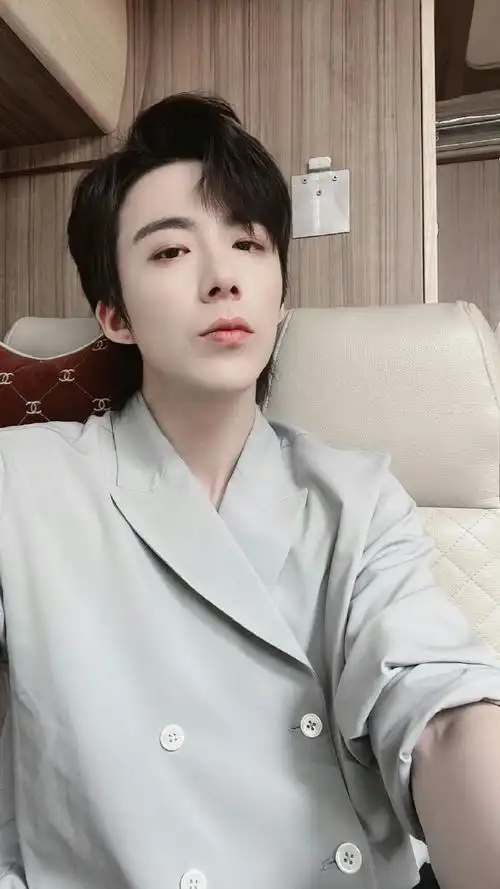 刘宇宁晒狗狗#呆米很可爱.可我更想看大哥.你不发我替你发.