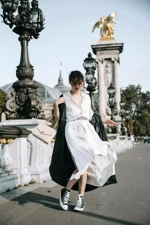 四川省服装(服饰)协会 - 外套里面别穿打底衫了,2021春天流行这么穿!