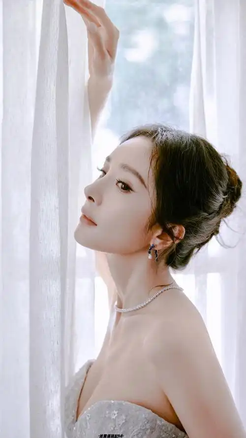 杨幂雅诗兰黛品牌全球代言人