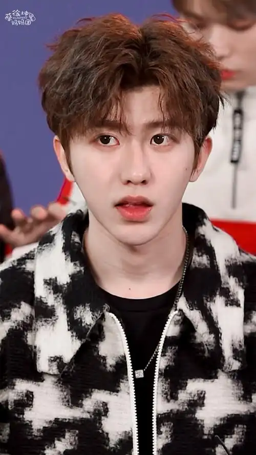 笑得好开心,好漂亮,又吐小舌头97#蔡徐坤