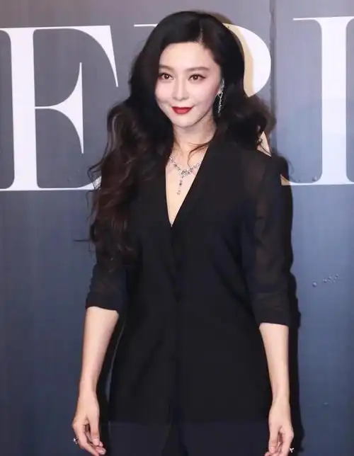 女神范冰冰很有国际范西服搭配大波浪卷发惊艳亮相美呆了