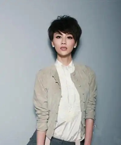 江易珈曝光时尚写真演绎最美短发女王