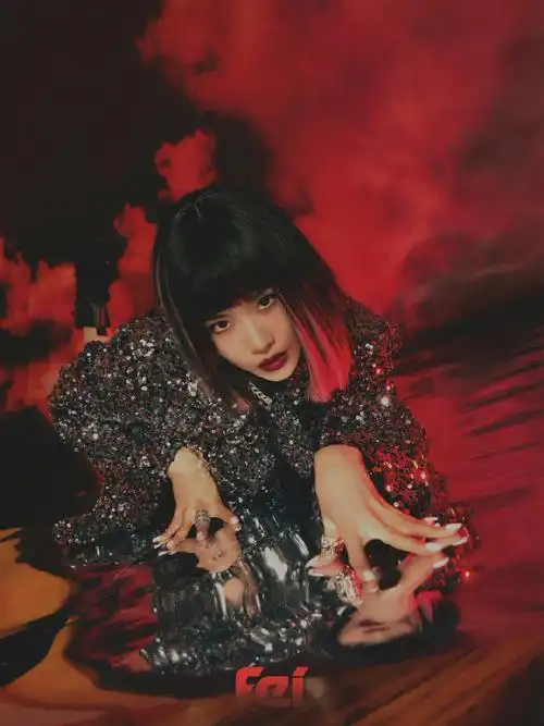 王霏霏烈焰红唇短发造型