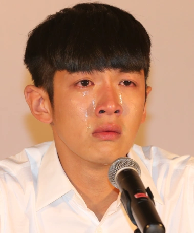 柯震东记者会流泪道歉回应被房祖名带坏图