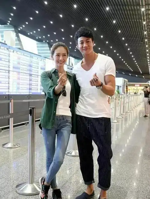 何润东捡到宝了售货员妻子气质真好简单穿衬衫配牛仔裤也很美