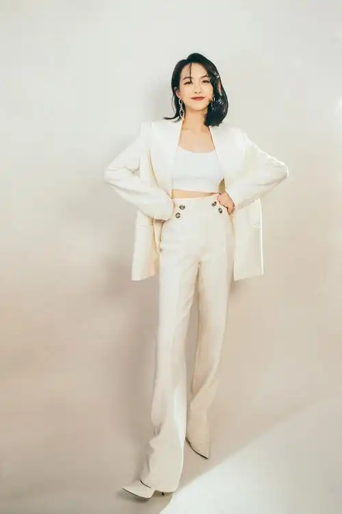 宋茜白色西装亮相国剧盛典 获誉年度飞跃女演员